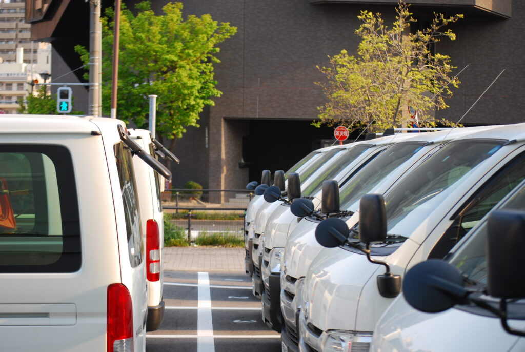 営業者が複数駐車している